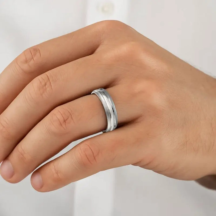 Alliance homme en argent massif rhodié, finition brossée luxe, disponible du 60 au 82. Idéale comme bague de mariage, de PACS ou de couple et personnalisable.