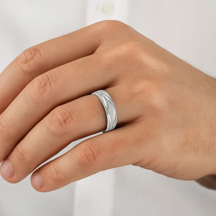 Alliance homme en argent rhodié massif, disponible du 60 au 82, finition Luxe Losanges.