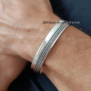 Bracelet jonc pour homme en argent massif RHODI2 avec motif épi de blé double, finition brillante, fabriqué en atelier Français, présenté porté sur un poignet masculin.