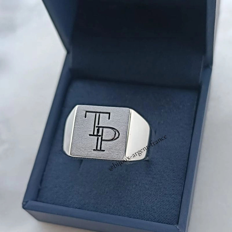 Chevalière homme en argent massif personnalisée avec initiales gravées