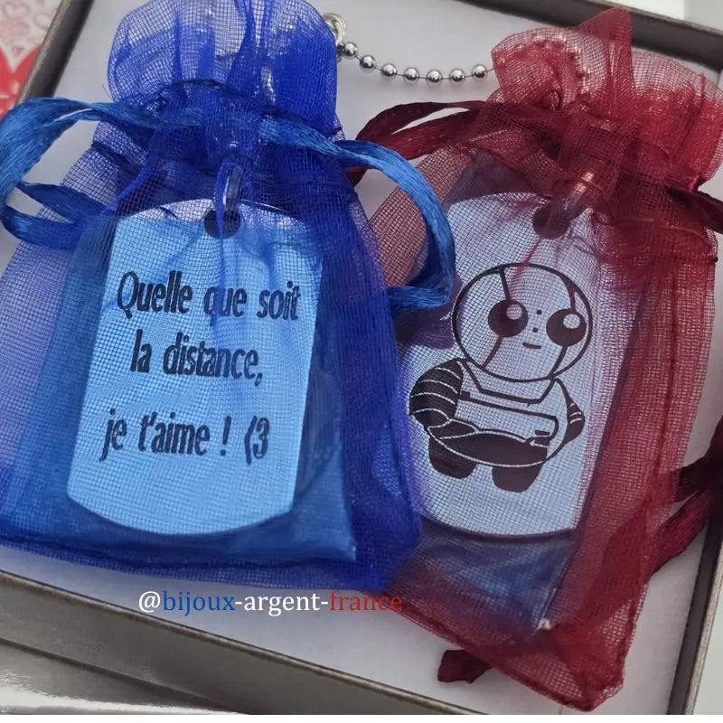 Collier homme en argent massif à double plaque personnalisable avec dessin, illustration ou symbole et texte gravé. Exemple de création originale réalisée sur mesure.