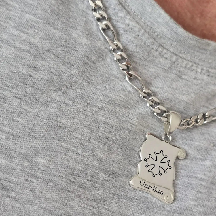 Croix Occitane en Argent 925 massif personnalisée sur un pendentif porté par un homme.