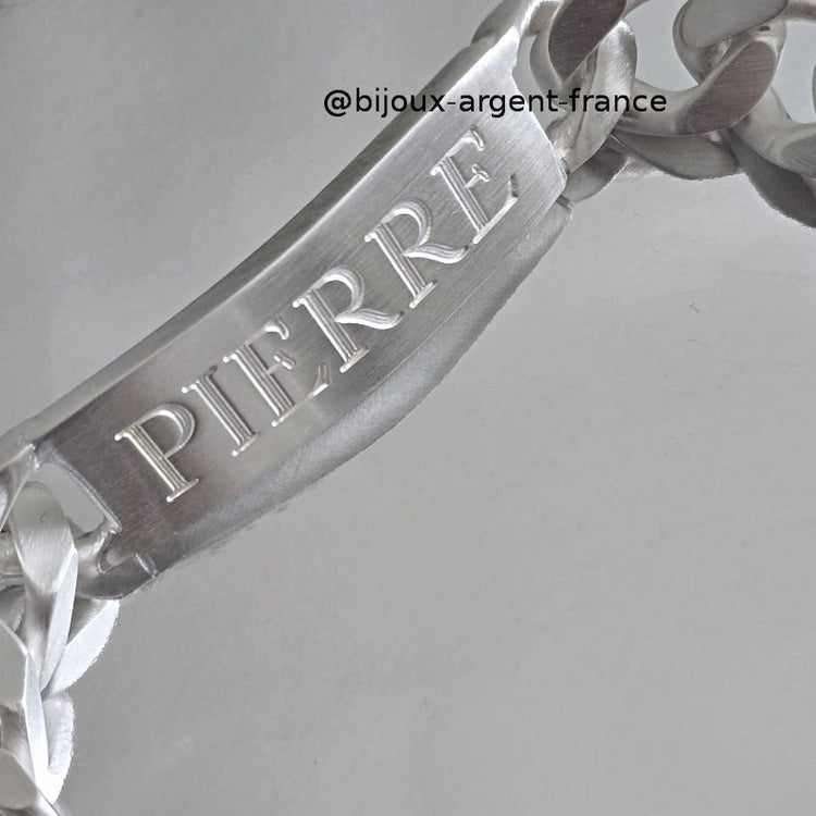Gourmette XXL Homme 14mm Argent Massif (100g+) maille cubaine et plaque à graver. Présentation de la plaque gravée d'un prénom. Livraison offerte.