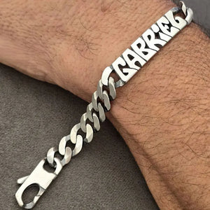 Gourmette en argent pour homme personnalisable d'un prénom, en Argent massif avec finition vieillie.