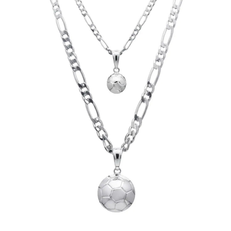 Homme portant les deux tailles de pendentifs ballon de football en argent massif rhodié.