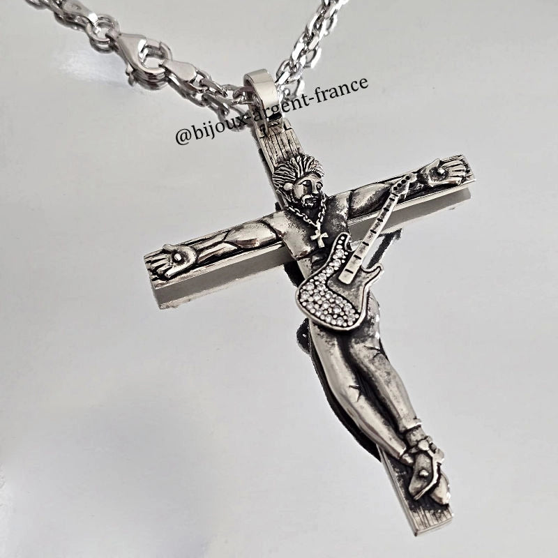 Pendentif homme Croix Rocker en argent massif vieilli, personnalisable au verso pour le rendre unique. Modèle au choix.
