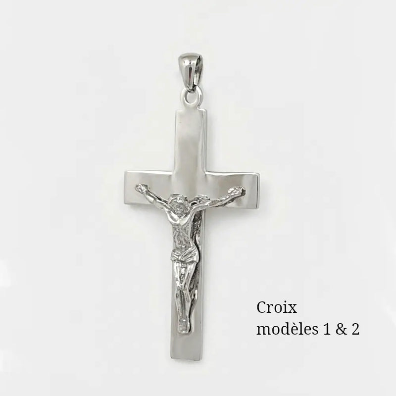 Pendentif crucifix grand modèle en argent massif rhodié représentant le Christ et personnalisable au verso.