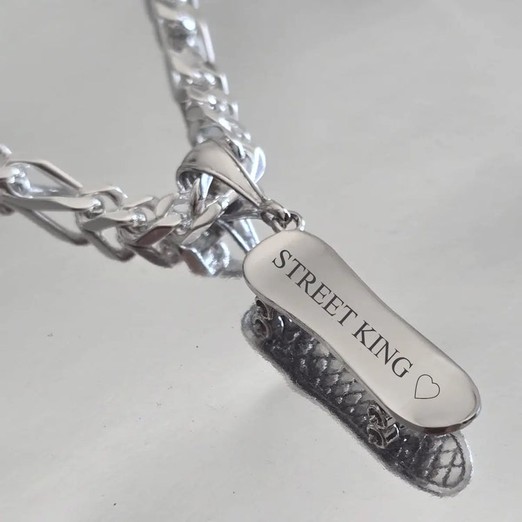 Pendentif skateboard en argent rhodié, grande attache et personnalisable.