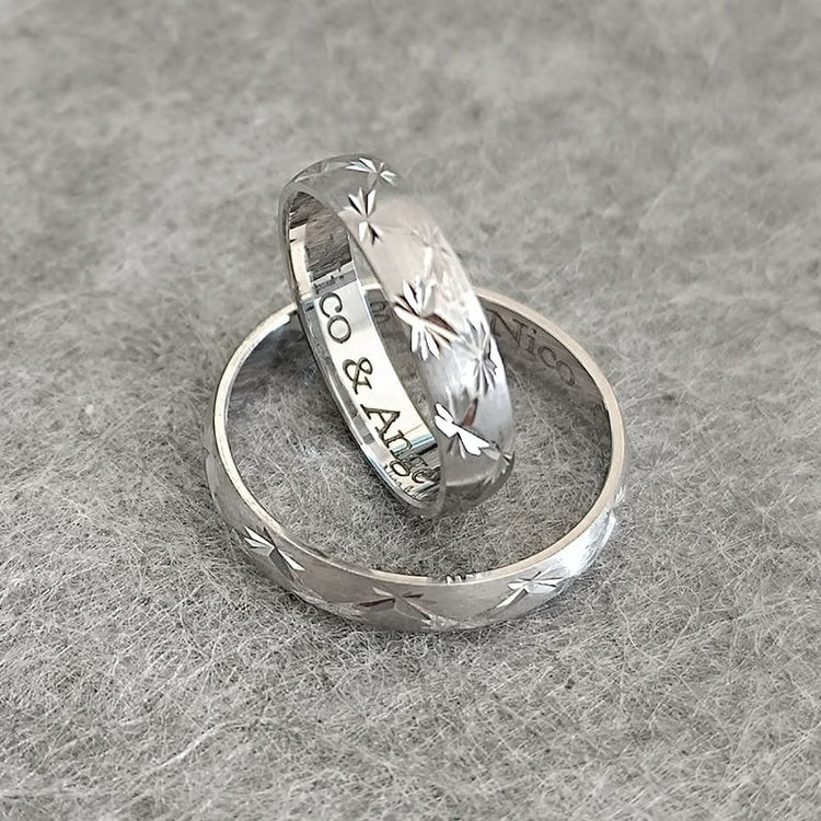 alliances homme en argent étoilée et ciselée, grande taille