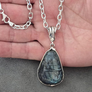 Pendentif en labradorite et argent massif vu de face, création artisanale fabriquée en France