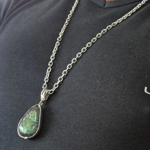 Pendentif en argent massif avec labradorite porté, montrant les proportions et le design