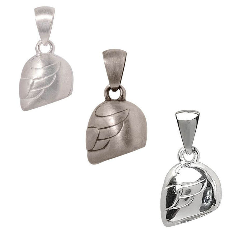 Pendentif casque de moto en argent disponible en argent brillant, satiné ou vieilli