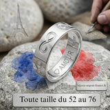 Gros plan stylisé d'une alliance en argent rhodié ornée de symboles de l'infini gravés sur tout le tour de l'anneau.