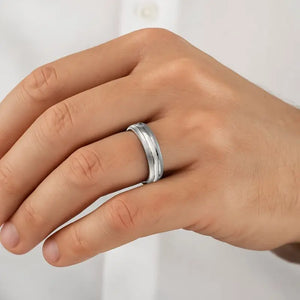 Alliance homme en argent massif rhodié, finition brossée luxe, disponible du 60 au 82. Idéale comme bague de mariage, de PACS ou de couple et personnalisable.