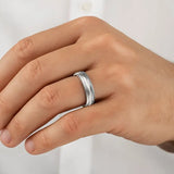 Alliance homme en argent massif rhodié, finition brossée luxe, disponible du 60 au 82. Idéale comme bague de mariage, de PACS ou de couple et personnalisable.