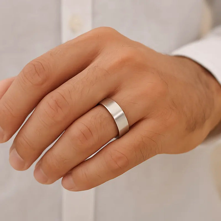Alliance argent massif pour homme et femme, bijou de mariage personnalisable.