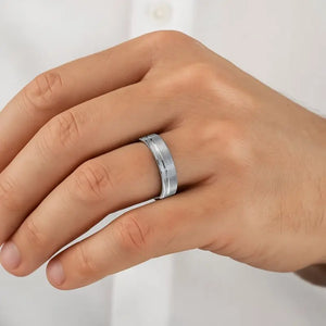 Alliance argent rhodié Hommes, disponible du 60 au 82. Bague de couple et création exclusive de notre bijouterie.