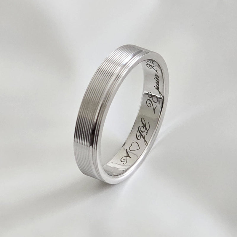 Alliance homme en Argent 925 rhodiée, gravée d'un coeur et d'un message en écriture anglaise.