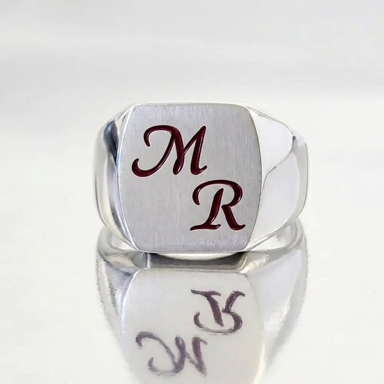 Bague chevalière homme en argent 925 massif personnalisable d' 1 à 2 initiales.