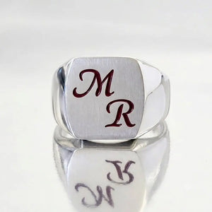 Bague chevalière homme en argent 925 massif personnalisable d' 1 à 2 initiales.