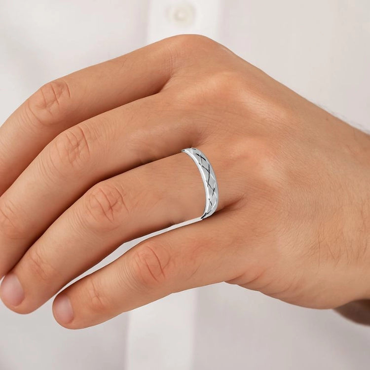 Bague de mariage en argent rhodié Homme sur 5 mm de largeur, personnalisable d'un message.