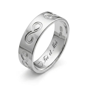 Gros plan détaillé d'une bague alliance pour homme en argent 925 rhodié, large de 6mm. La photo montre clairement les motifs de l'infini gravés en relief tout autour de l'anneau, personnalisable à l'intérieur de l'anneau.