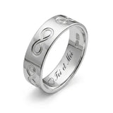 Gros plan détaillé d'une bague alliance pour homme en argent 925 rhodié, large de 6mm. La photo montre clairement les motifs de l'infini gravés en relief tout autour de l'anneau, personnalisable à l'intérieur de l'anneau.