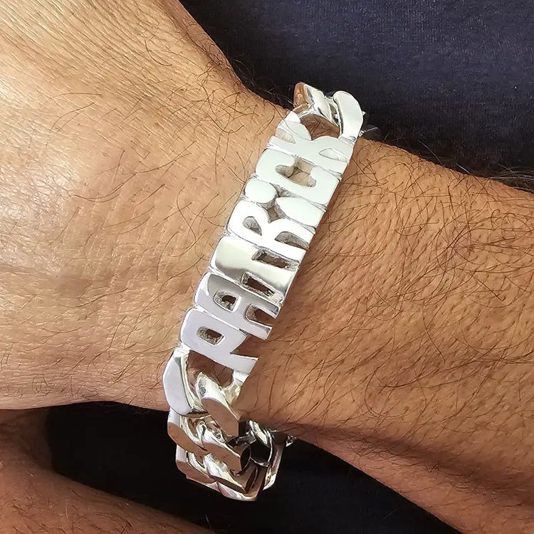 Bracelet Homme Luxe en Argent massif, prénom découpé sur une gourmette maille cubaine de 14 mm de largeur, longueur réalisable jusque 31 cm et plus sur demande.