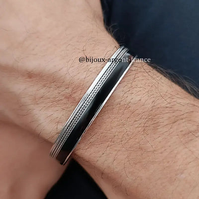 Bracelet jonc homme en argent massif, motif épi de blé simple rehaussé d’une ligne d’émaillage noir, finition brillante, fabriqué en France, pour tout tour de poignet mesuré jusque 20 cm.