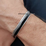 Bracelet jonc homme en argent massif, motif épi de blé simple rehaussé d’une ligne d’émaillage noir, finition brillante, fabriqué en France, pour tout tour de poignet mesuré jusque 20 cm.