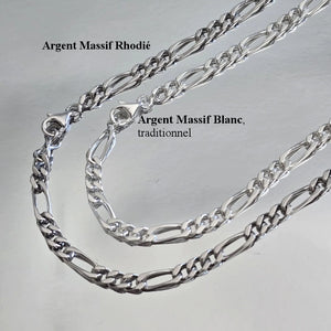 Photo explicative : chaîne maille Figaro 3 mm du haut en argent 925 massif rhodié, chaîne du bas en argent 925 massif blanc traditionnel.