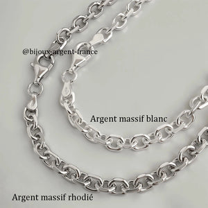 Chaîne argent homme, comparatif visuel entre la maille forçat 5.2 mm en argent massif blanc et la version argent rhodié, montrant la différence de teinte et de brillance.