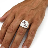 Chevalière en argent massif de forme ovale et personnalisée de 2 lettres émaillées de couleur rouge foncé.