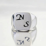 Chevalière en argent massif homme gravée sur plateau de ses initiales.