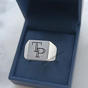 Chevalière homme en argent massif personnalisée avec initiales gravées