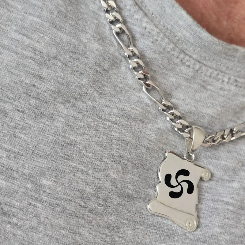 Collier homme argent massif avec pendentif parchemin motif Croix Basque Lauburu.