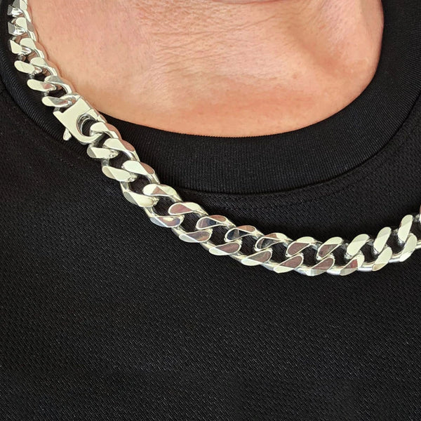 Collier homme argent massif, maille gourmette de 13 mm de largeur, épaisse et massive, disponible de 50 à 80 cm de longueur.