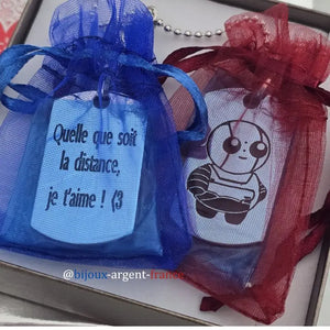 Collier homme en argent massif à double plaque personnalisable avec dessin, illustration ou symbole et texte gravé. Exemple de création originale réalisée sur mesure.