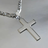 Gros plan sur la finition de notre pendentif croix religieuse en argent 925 rhodié, bijou de haute qualité pour homme et personnalisable au verso.