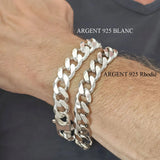 Gros bracelet Homme maille gourmette plate en Argent 925 massif blanc comparé à l'argent massif rhodié sur poignet.
