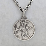 Médaille Saint Christophe Argent vieilli pour Homme proposé sur une chaîne forçat diamantée de 3 mm.