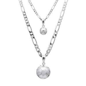 Homme portant les deux tailles de pendentifs ballon de football en argent massif rhodié.