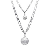Homme portant les deux tailles de pendentifs ballon de football en argent massif rhodié.