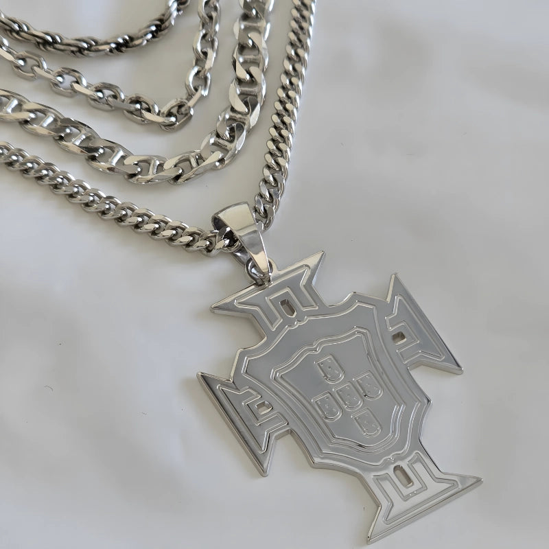 Grand pendentif Croix du Portugal en argent rhodié présenté avec différentes chaînes en argent massif (maille corde, forçat et marine).