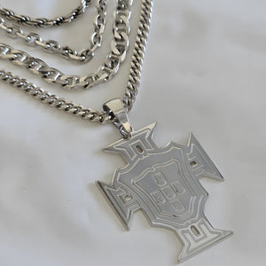 Grand pendentif Croix du Portugal en argent rhodié présenté avec différentes chaînes en argent massif (maille corde, forçat et marine).