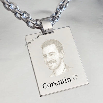 Pendentif Argent homme, portrait gravé sur une belle plaque en Argent massif de 28 mm x 39 mm de hauteur, hors attache.