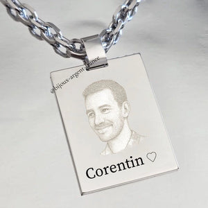 Pendentif Argent homme, portrait gravé sur une belle plaque en Argent massif de 28 mm x 39 mm de hauteur, hors attache.
