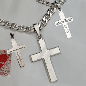 Pendentif Croix en Argent Massif pour Homme, avec une gravure délicate de cœurs au verso, un bijou élégant et personnalisé pour un style unique.
