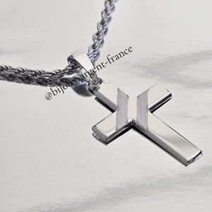 Pendentif Croix argent rhodié sur chaîne corde de 3 mm et disponible jusque 90 cm de longueur.