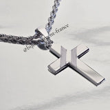 Pendentif Croix argent rhodié sur chaîne corde de 3 mm et disponible jusque 90 cm de longueur.